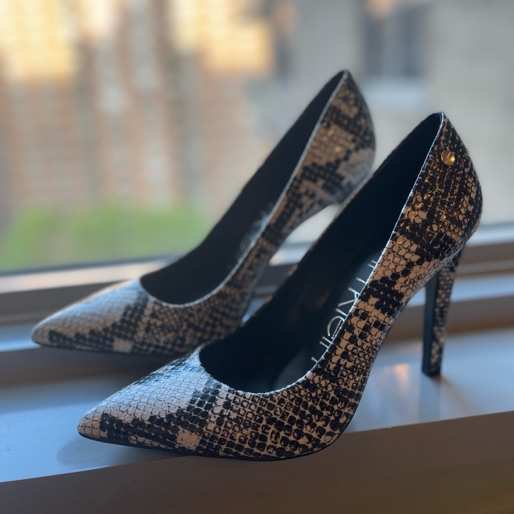 Calvin Klein size 9 gray snake skin heels worn 1ce
